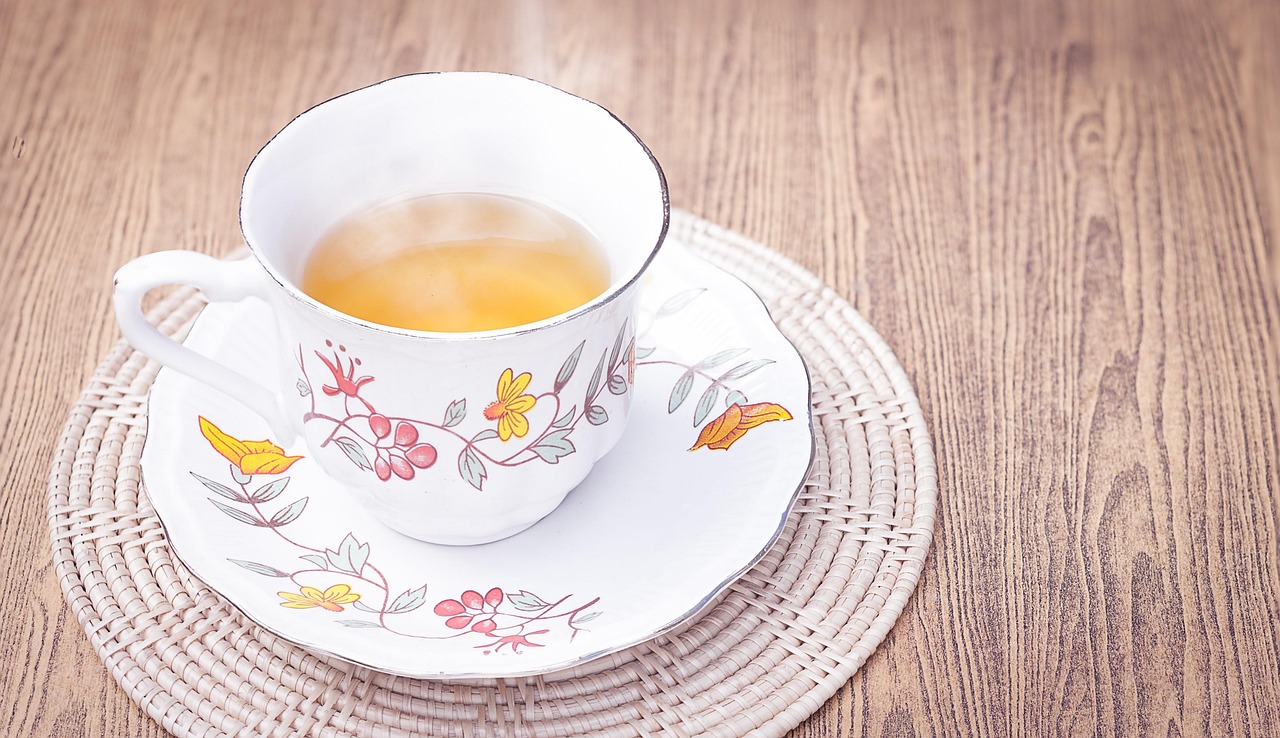 Taza de té caliente sobre una mesa, ideal para reducir grasa abdominal por la mañana.