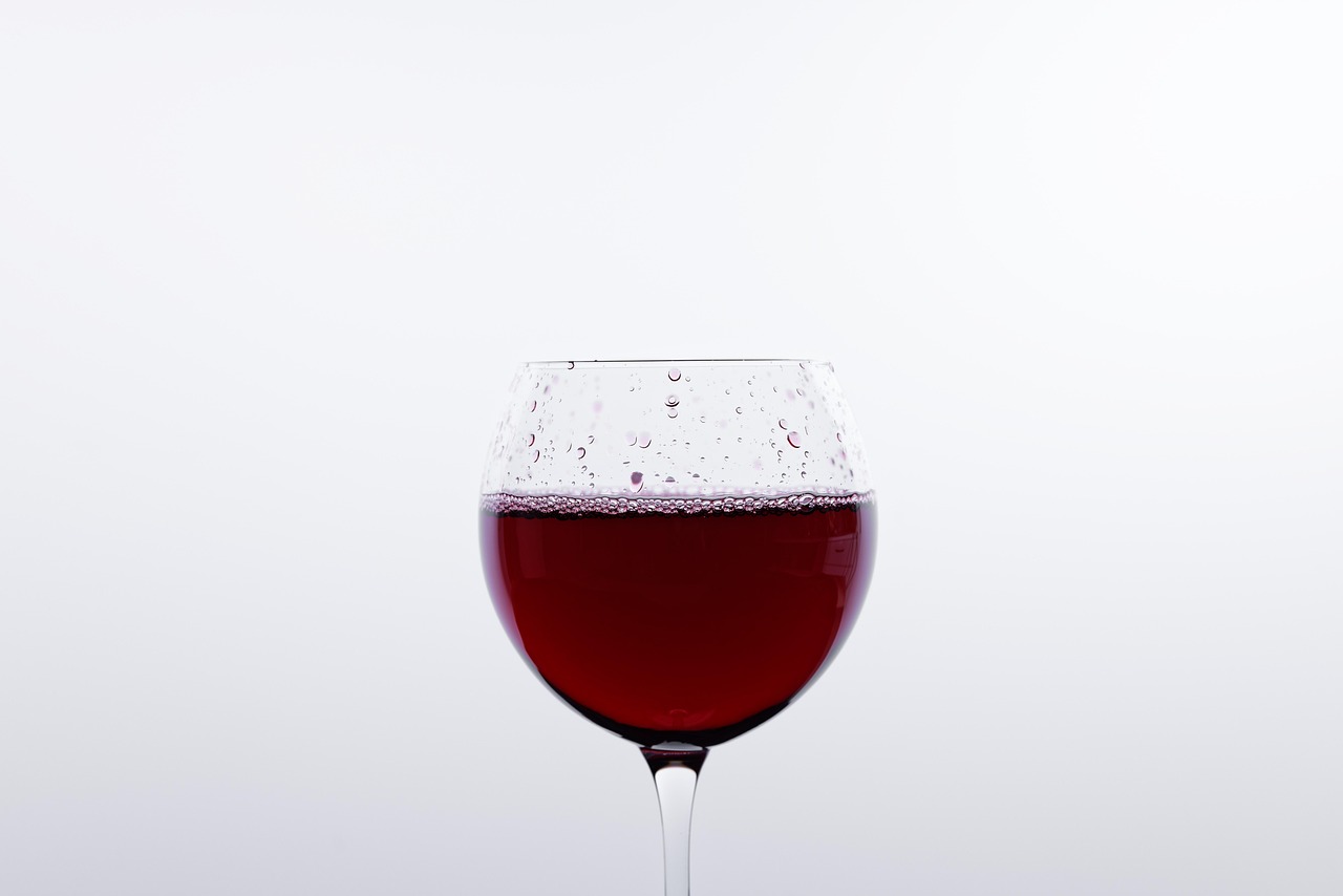 Copas de vino tinto sobre una mesa, simbolizando los beneficios del vino para la salud del corazón.