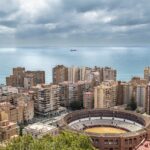 Vista panoramica de una ciudad española vibrante, llena de historia y encanto turístico.