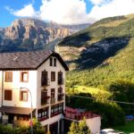 Paisaje rural en España con flores primaverili e un pittoresco villaggio, un destino da scoprire.