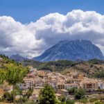 Pueblo encantador en España, ideal para escapadas en mayo, con calles empedradas y paisajes naturales.