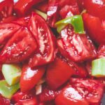 Ingredientes frescos per preparare un autentico gazpacho andaluz, come pomodori e cetrioli.