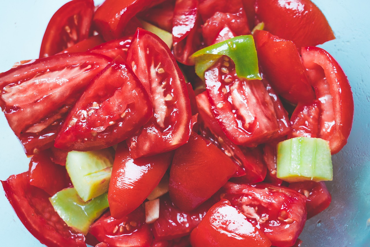 Ingredientes frescos per preparare un autentico gazpacho andaluz, come pomodori e cetrioli.