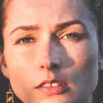 Rutina de skincare minimalista para pieles mixtas, mostrando productos esenciales y aplicación correcta.