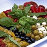 Alimentos mediterráneos saludables que promueven longevidad, como frutas, verduras y legumbres.